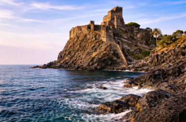 fortress sulla scogliera mediterranea